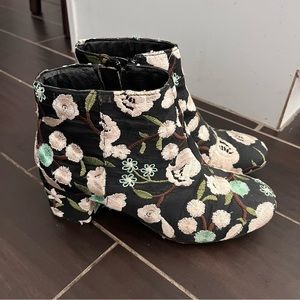 Qupid Embroidered Floral Black Booties